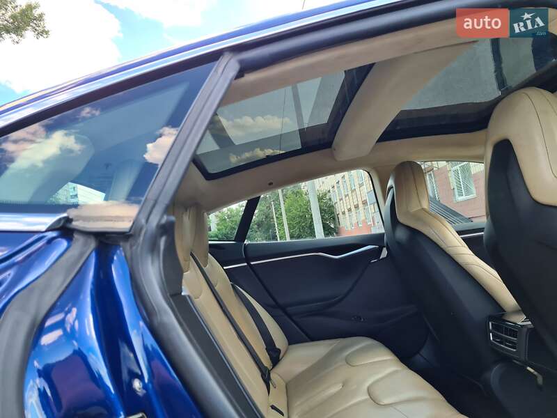 Лифтбек Tesla Model S 2016 в Киеве