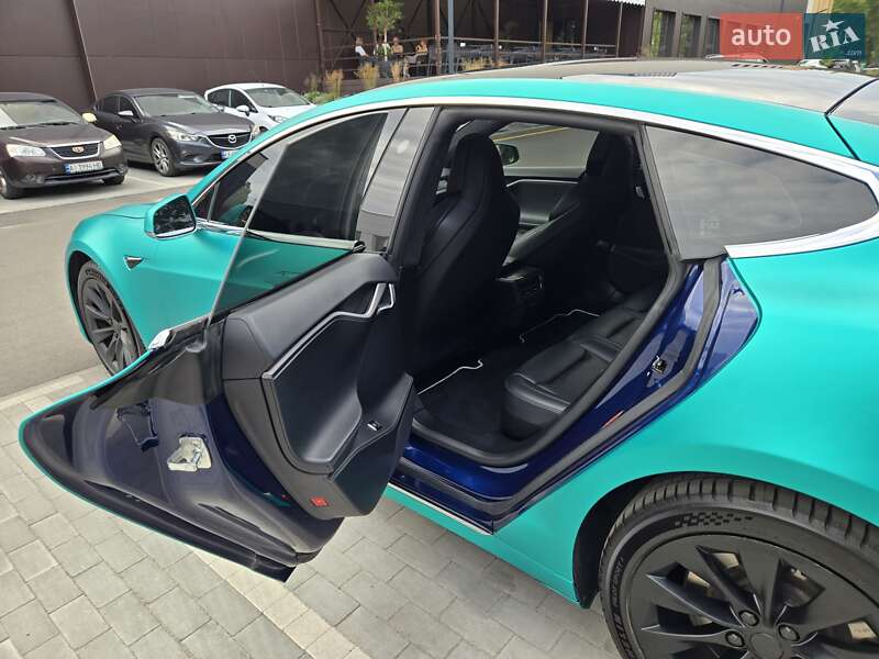 Лифтбек Tesla Model S 2018 в Киеве