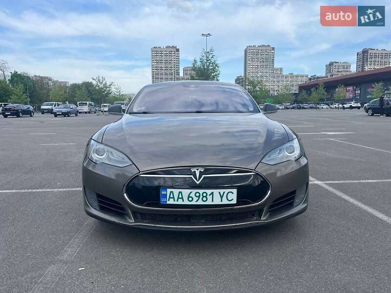Лифтбек Tesla Model S 2015 в Киеве