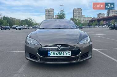 Лифтбек Tesla Model S 2015 в 