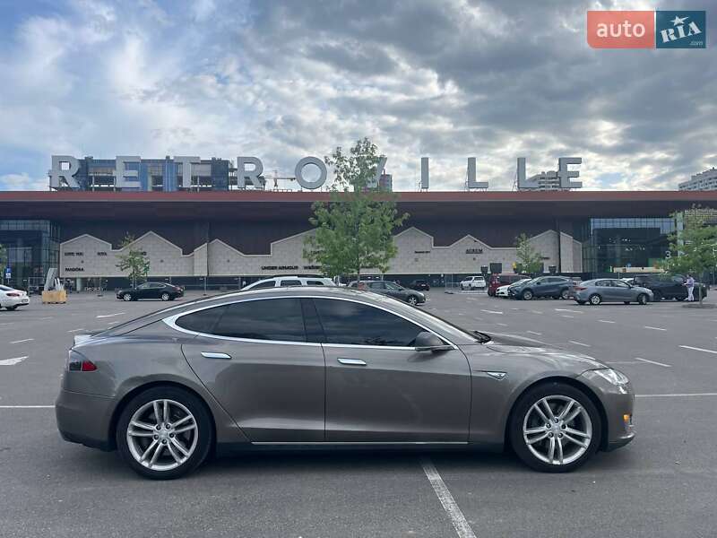 Лифтбек Tesla Model S 2015 в Киеве