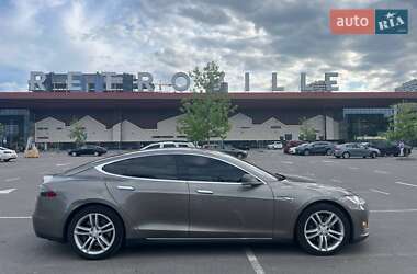 Лифтбек Tesla Model S 2015 в 