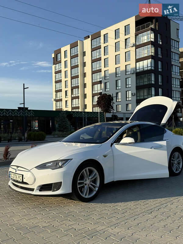 Лифтбек Tesla Model S 2015 в Львове