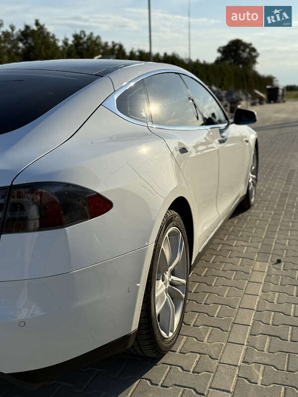 Лифтбек Tesla Model S 2015 в Львове