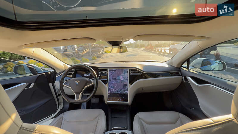 Лифтбек Tesla Model S 2015 в Львове