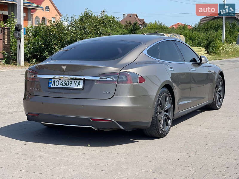 Лифтбек Tesla Model S 2015 в Ужгороде
