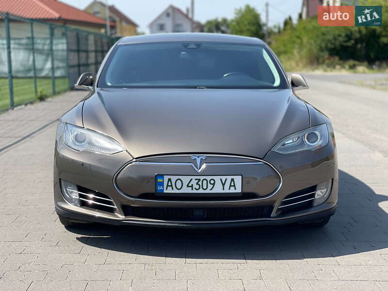 Лифтбек Tesla Model S 2015 в Ужгороде