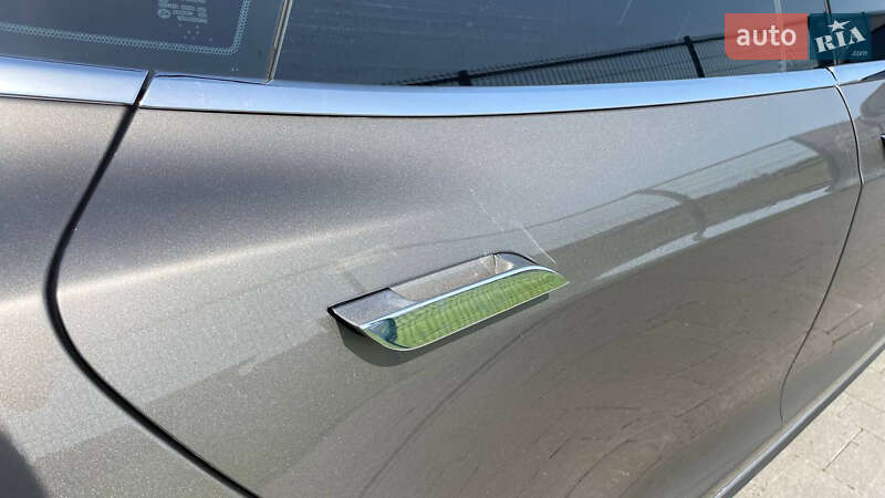 Лифтбек Tesla Model S 2015 в Ужгороде
