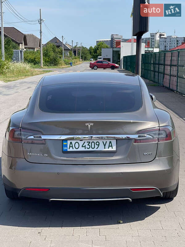Лифтбек Tesla Model S 2015 в Ужгороде