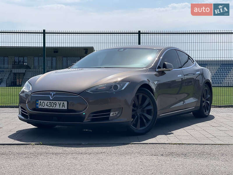 Лифтбек Tesla Model S 2015 в Ужгороде