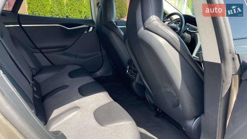 Лифтбек Tesla Model S 2015 в Ужгороде