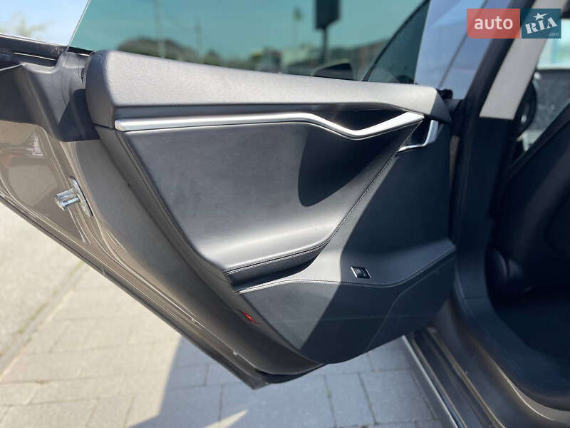 Лифтбек Tesla Model S 2015 в Ужгороде