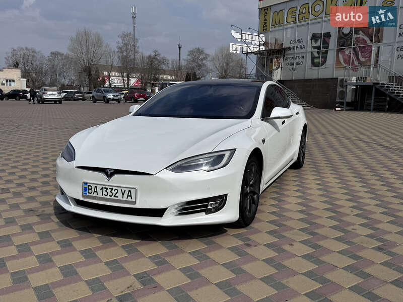 Ліфтбек Tesla Model S 2017 в Гайсину
