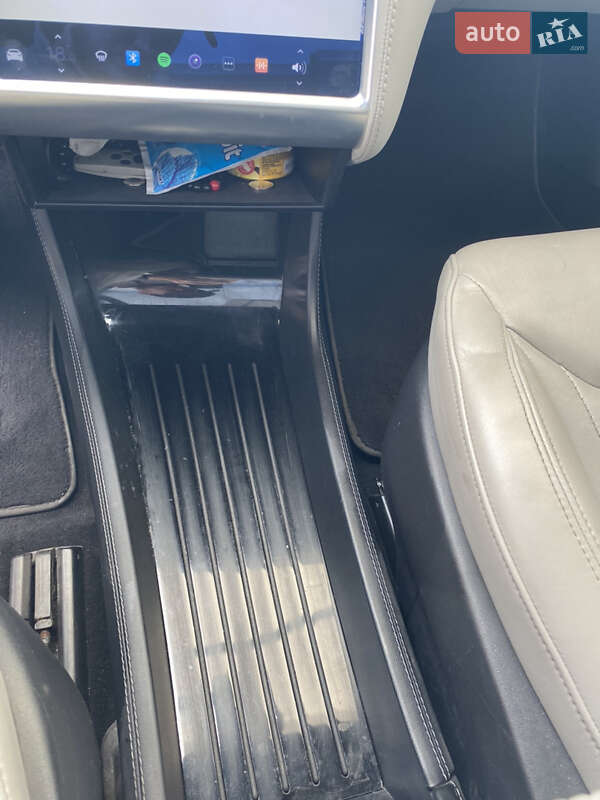 Лифтбек Tesla Model S 2015 в Хмельницком фото 47 Лифтбек Tesla Model S 2015 в Хмельницком