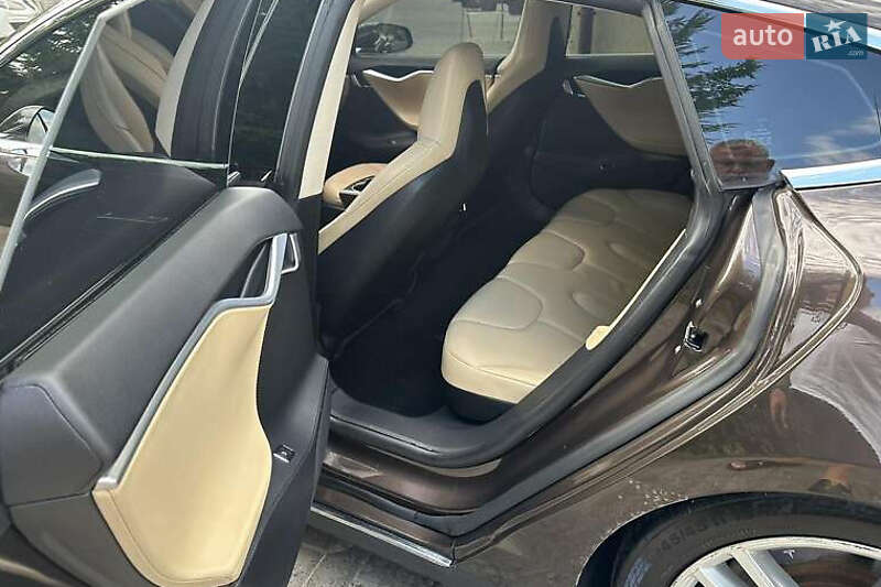 Лифтбек Tesla Model S 2013 в Львове