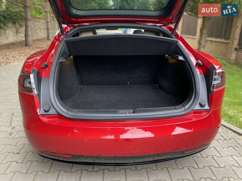 Лифтбек Tesla Model S 2016 в Луцке