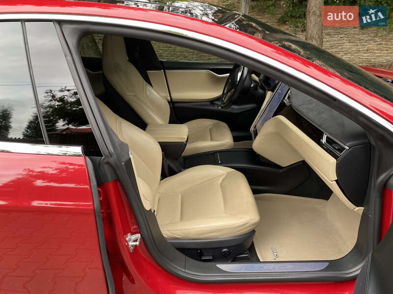 Лифтбек Tesla Model S 2016 в Луцке
