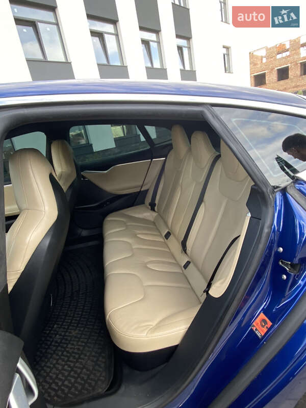 Лифтбек Tesla Model S 2016 в Ровно