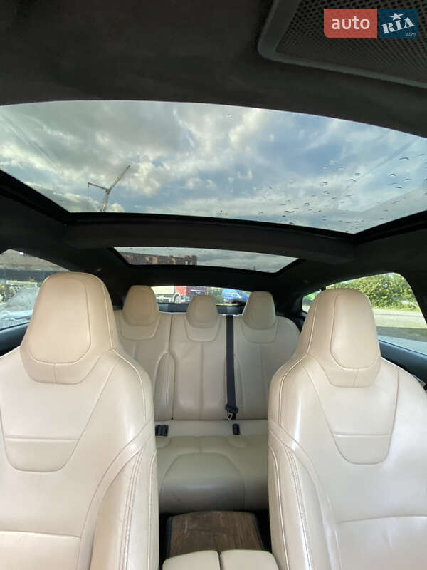 Лифтбек Tesla Model S 2016 в Ровно