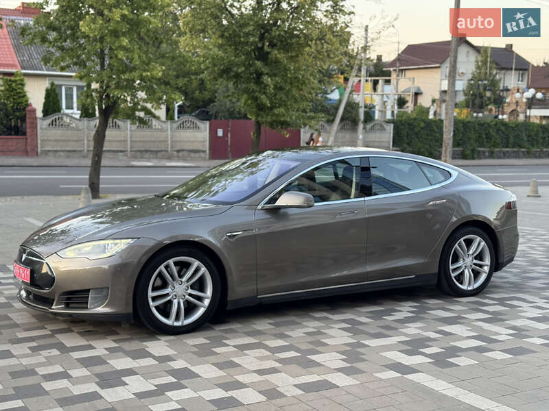 Лифтбек Tesla Model S 2015 в Ровно