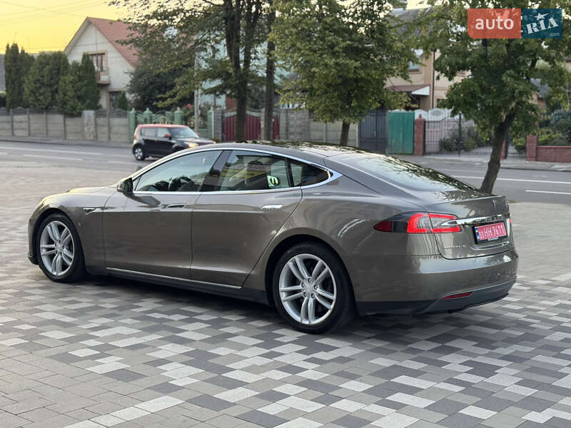 Лифтбек Tesla Model S 2015 в Ровно