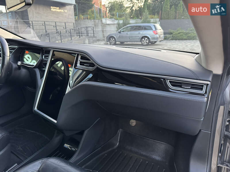 Лифтбек Tesla Model S 2015 в Ровно