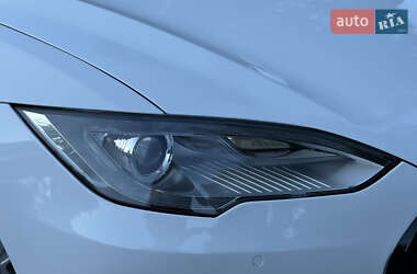 Лифтбек Tesla Model S 2015 в 