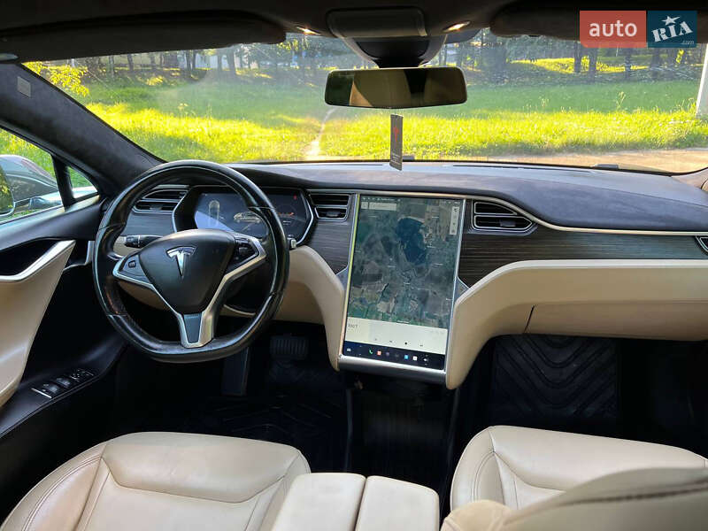 Лифтбек Tesla Model S 2015 в Ровно