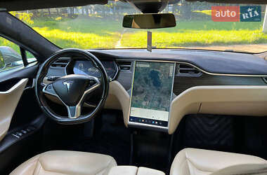 Лифтбек Tesla Model S 2015 в 