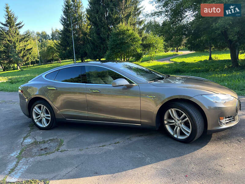 Лифтбек Tesla Model S 2015 в Ровно