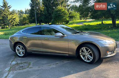 Лифтбек Tesla Model S 2015 в 