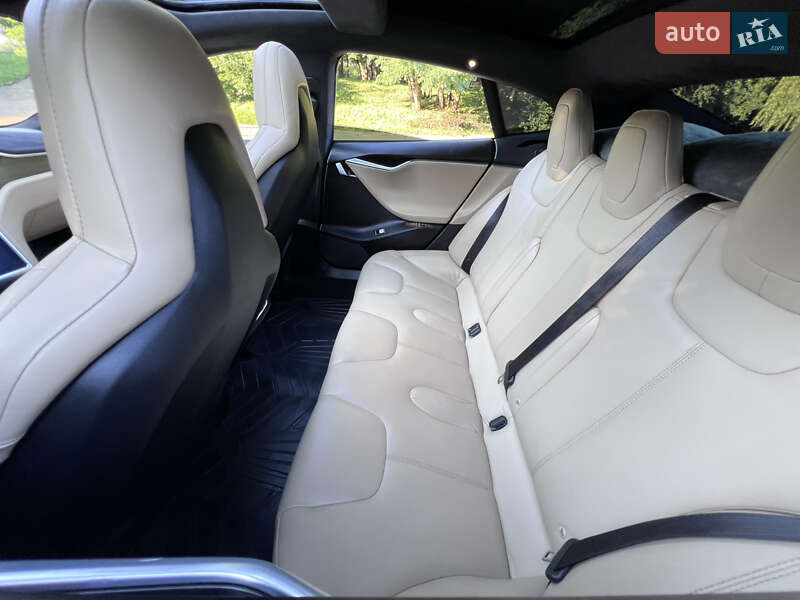 Лифтбек Tesla Model S 2015 в Ровно