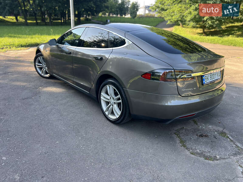 Лифтбек Tesla Model S 2015 в Ровно