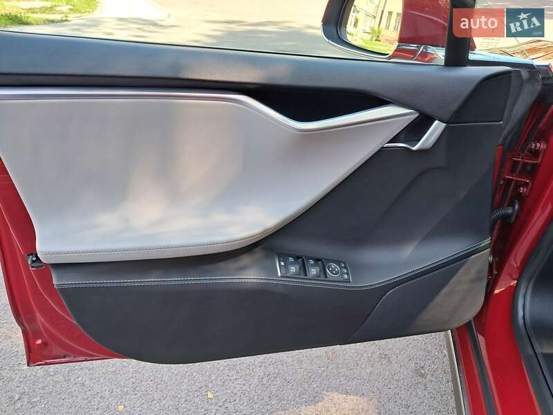 Лифтбек Tesla Model S 2014 в Радехове