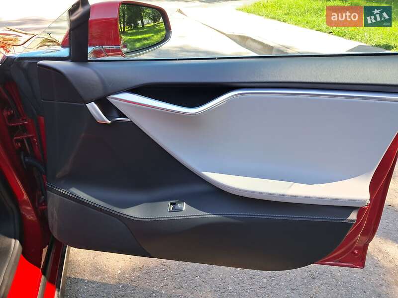Лифтбек Tesla Model S 2014 в Радехове