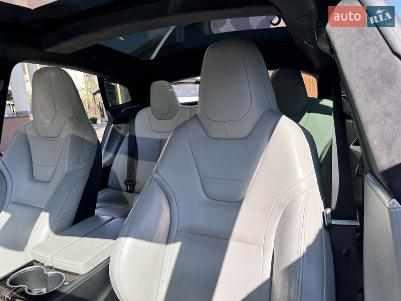 Лифтбек Tesla Model S 2016 в Ивано-Франковске