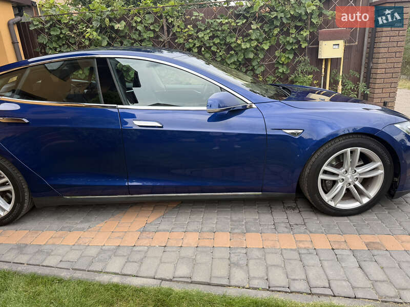 Лифтбек Tesla Model S 2015 в Киеве фото 4 Лифтбек Tesla Model S 2015 в Киеве