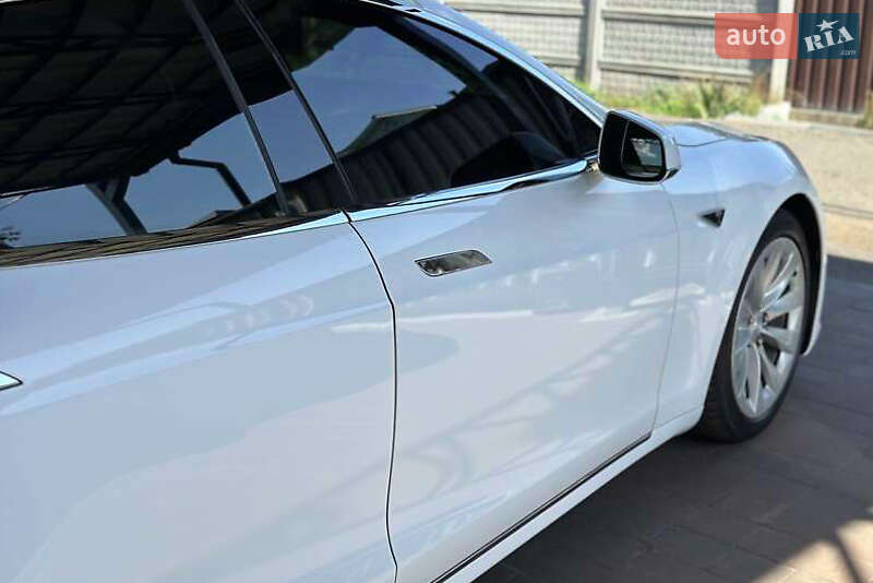 Лифтбек Tesla Model S 2016 в Кропивницком