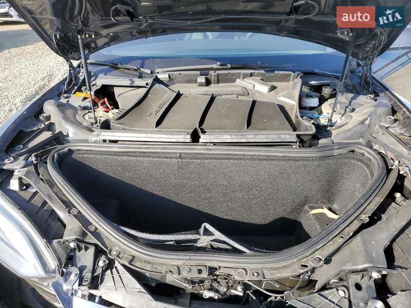 Лифтбек Tesla Model S 2021 в Сарнах