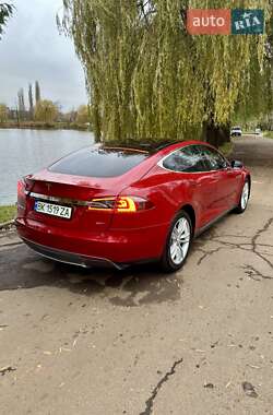 Лифтбек Tesla Model S 2015 в 