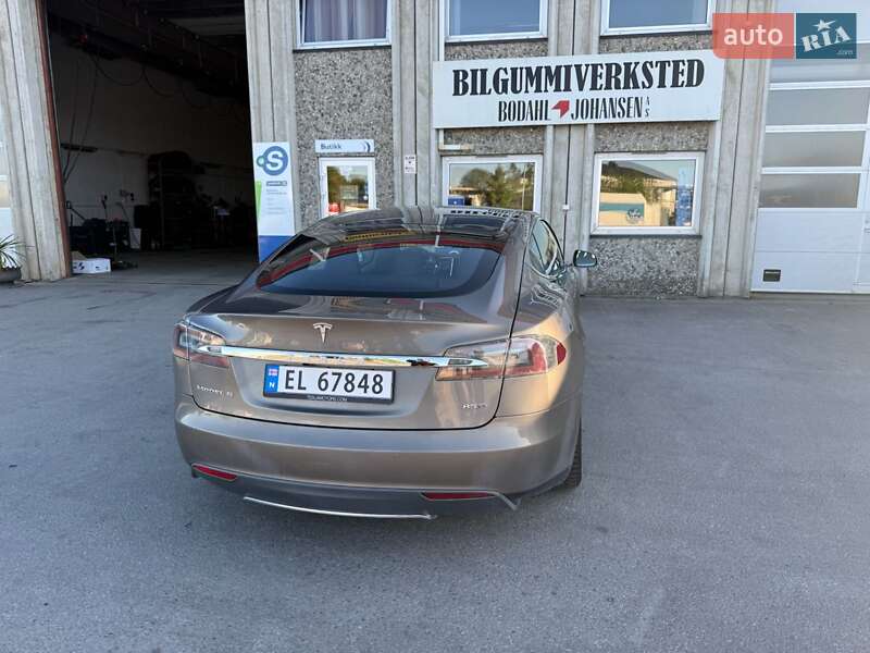 Лифтбек Tesla Model S 2015 в Житомире