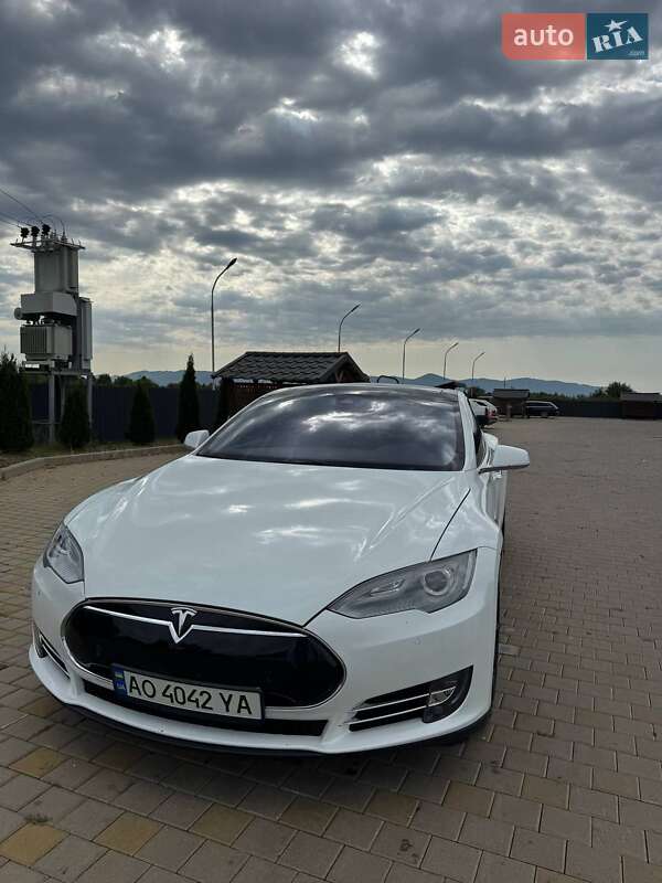 Лифтбек Tesla Model S 2014 в Иршаве