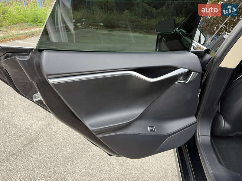 Ліфтбек Tesla Model S 2013 в Дніпрі