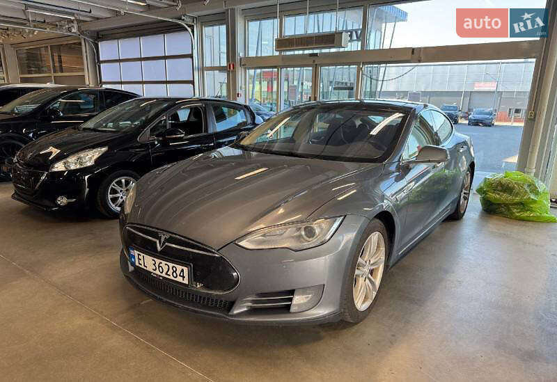 Tesla Model S 2014