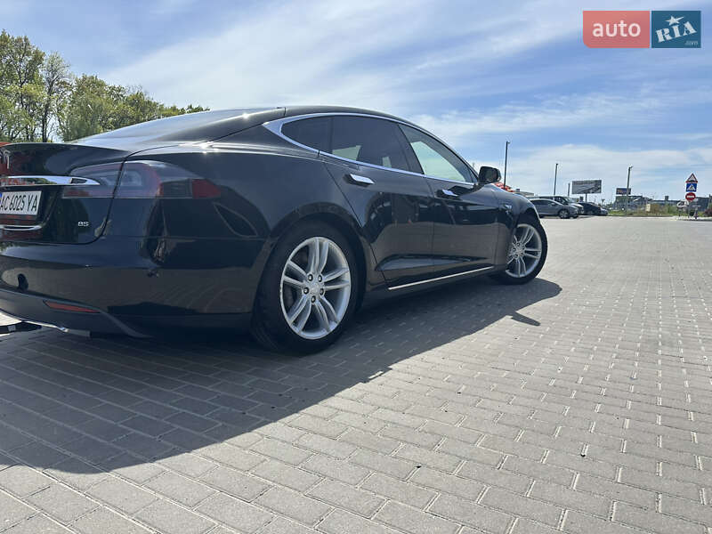 Лифтбек Tesla Model S 2015 в 
