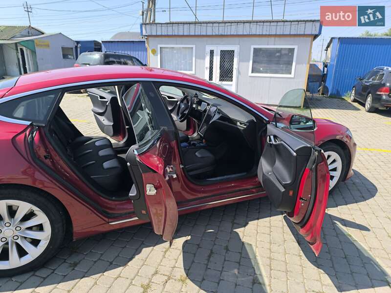 Лифтбек Tesla Model S 2016 в Черновцах
