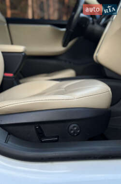 Лифтбек Tesla Model S 2014 в 