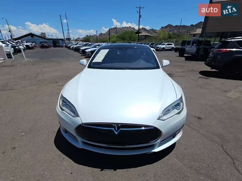 Лифтбек Tesla Model S 2015 в 