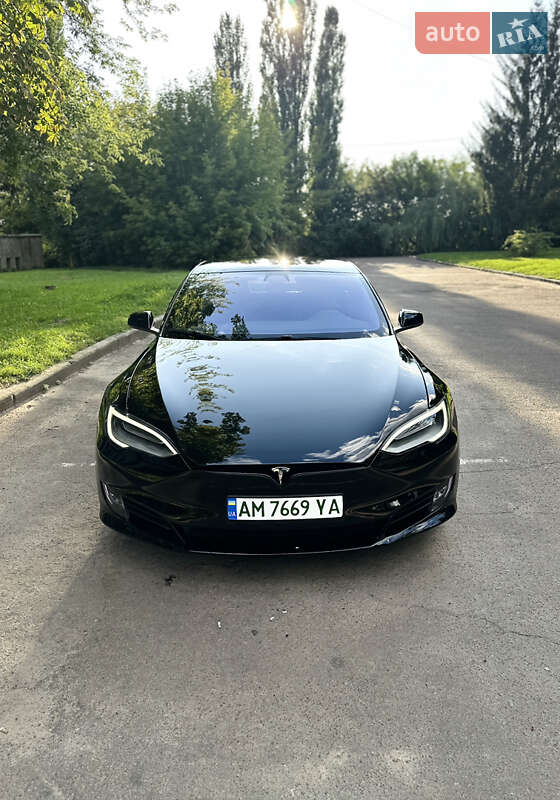Лифтбек Tesla Model S 2018 в 
