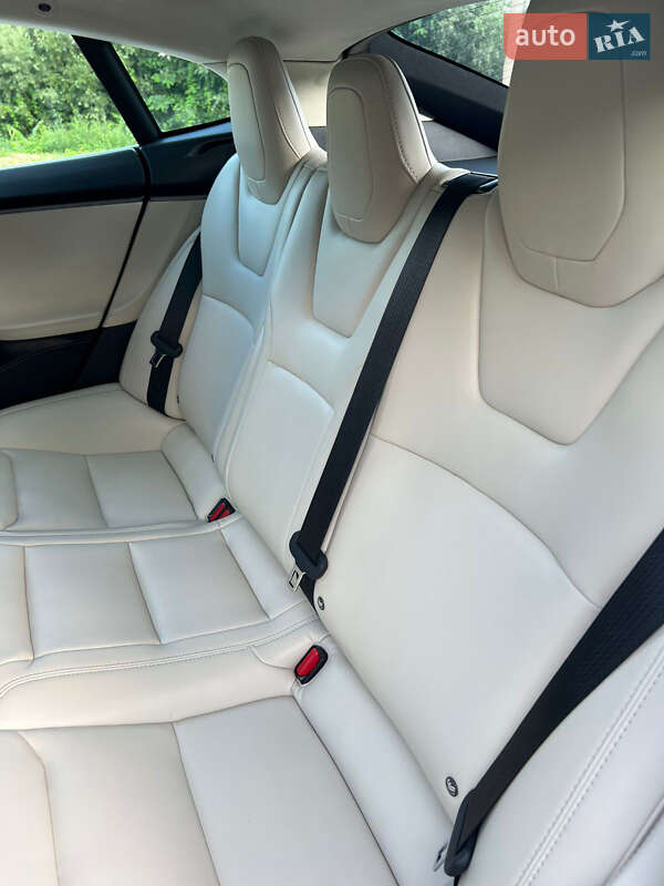 Ліфтбек Tesla Model S 2018 в Чернівцях
